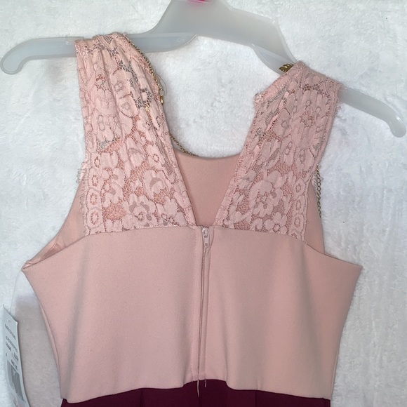 NWT DILLARDS PINK MAROON/PURPLE LACE DRESS WITH BELT AND NECKLACE - Picture 4 of 5